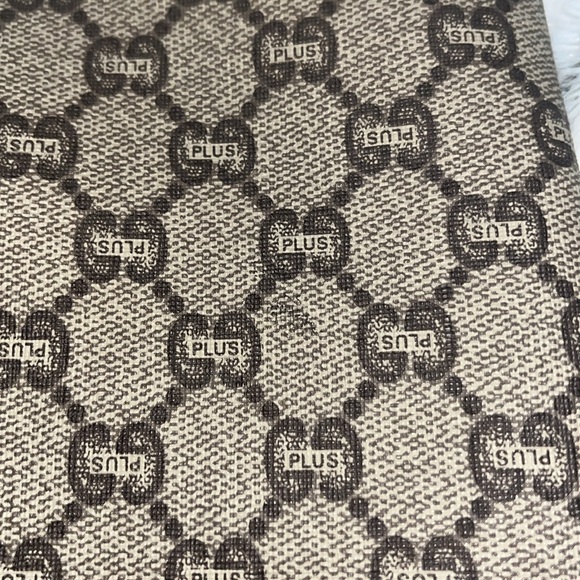 Gucci Plus-Cream Tote Bag with Monogram Pattern and Signature Colors - Picture 11 of 11